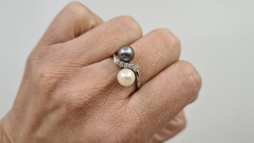 Anello in Oro Bianco 18 Kt con Perle Naturali e Diamanti 0,05 Ct