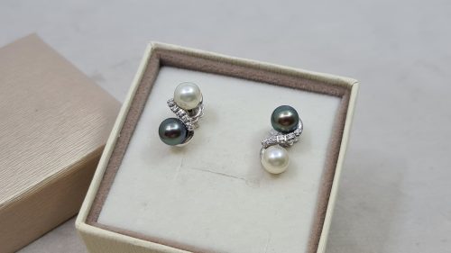 Orecchini in Oro Bianco 18 Kt con Perle Naturali e Diamanti 0,15 Ct