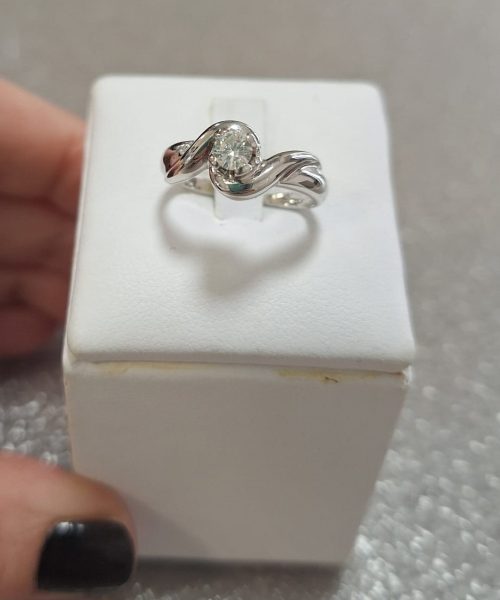 Solitario in oro bianco 18 Kt con Diamante 0.22 Ct