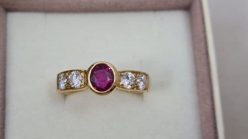 Anello in Oro Giallo 18 kt con Rubino 1 Ct e Diamanti 0,70 Ct