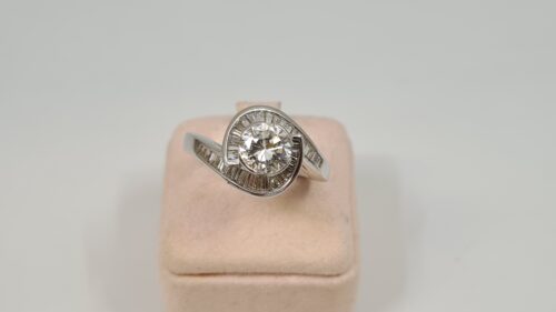 Anello in Oro 18 kt con Diamante Centrale 0,94 Ct e Diamanti Tapered 0,95 Ct