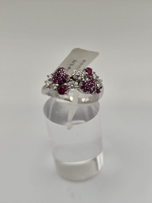 Anello Oro Bianco 18 Kt con Rubini 0.35 Ct e Diamanti 0.12 Ct G VS