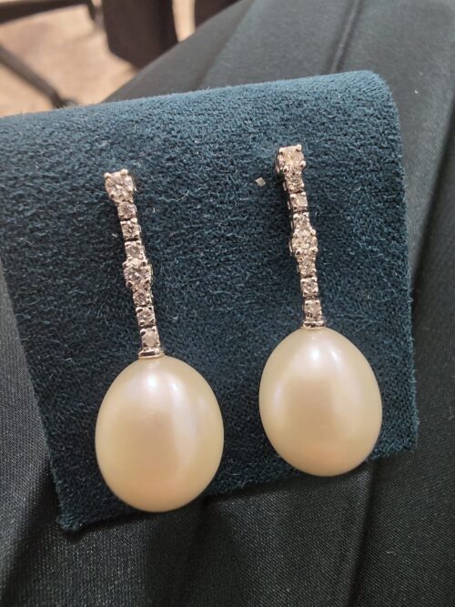 Orecchini Oro Bianco 18 Kt con Diamanti Pavè e Perle