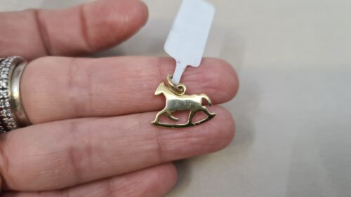 Ciondolo Charm DoDo Cavallo a Dondolo " Vuoi giocare con me? " in 18 kt