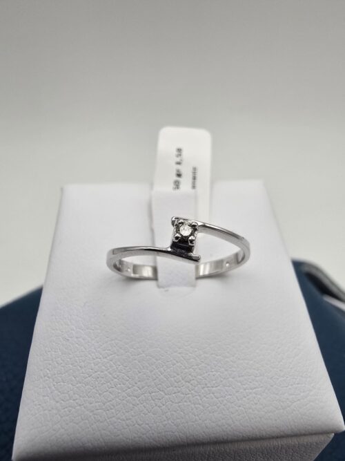 Solitario Oro Bianco 18 Kt e piccolo Diamante Naturale