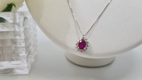 Catena con Ciondolo Rubino 0,68 ct e Diamanti 0,31 Ct in Oro 18 kt